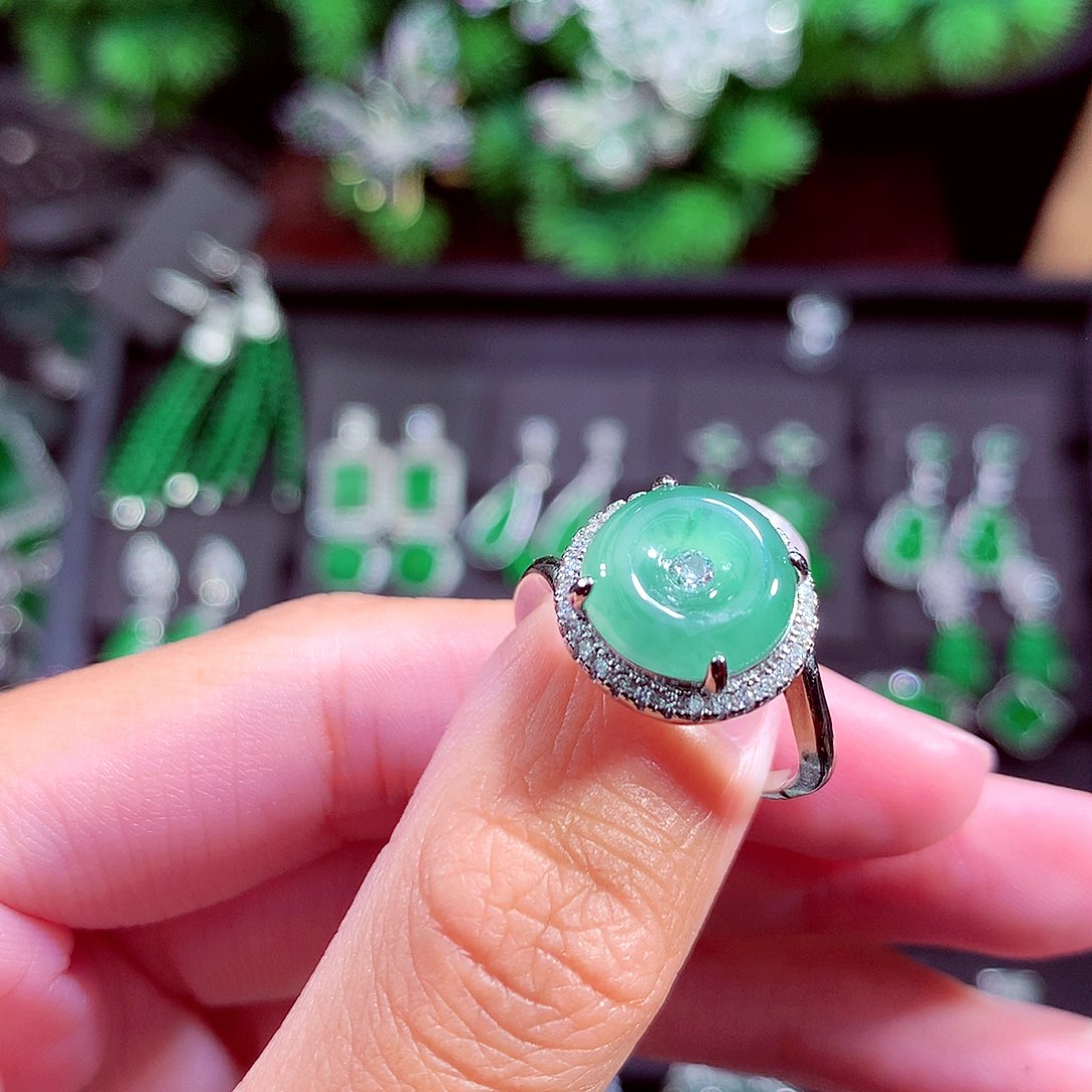 颈饰未镶嵌翡翠天然