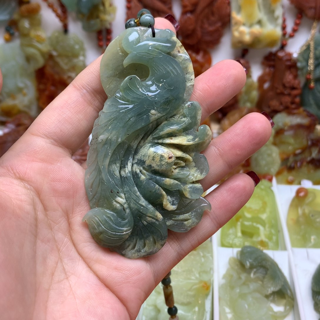 蛇纹石玉颈饰未镶嵌