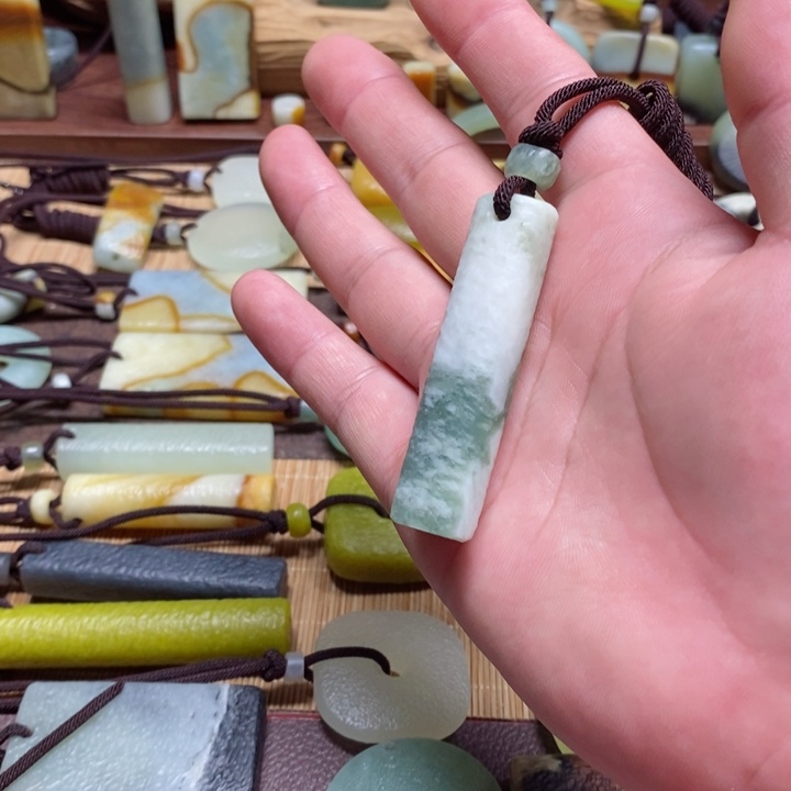 蛇纹石玉挂件未镶嵌