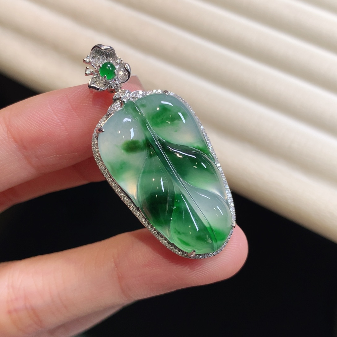 翡翠颈饰18K金镶嵌叶子