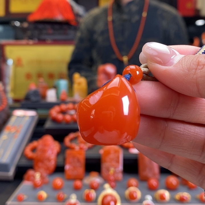 未镶嵌随形挂件南红玛瑙蓝**云