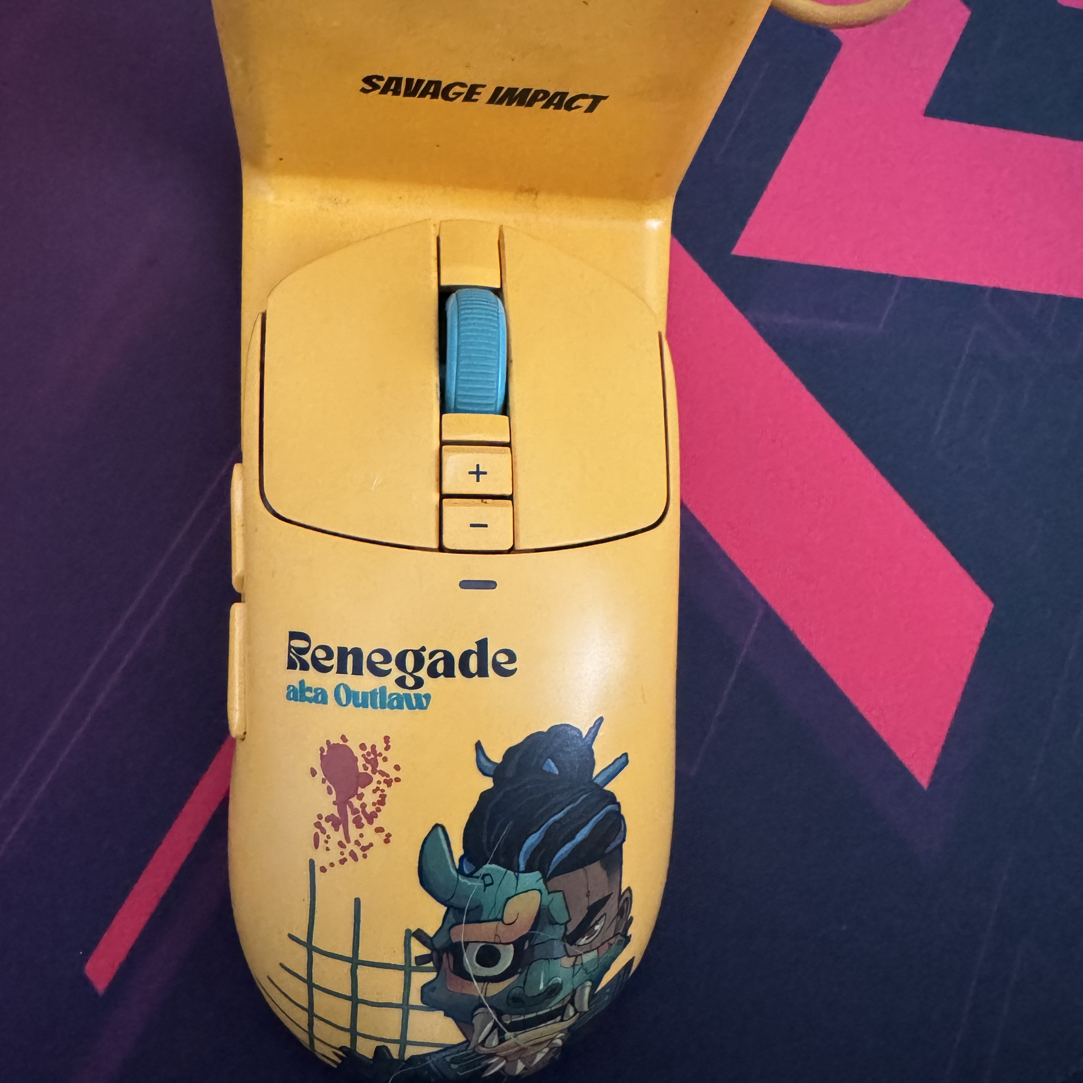 8新 双飞燕 血手逆行者鼠标（二手都会有轻微裂痕）质保三个月