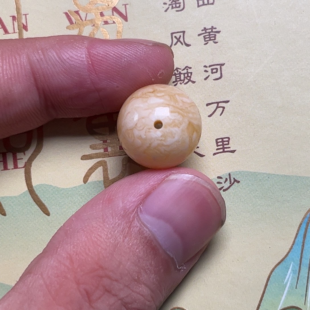 慢***拍琥珀未镶嵌裸石蜜蜡俄浓白15