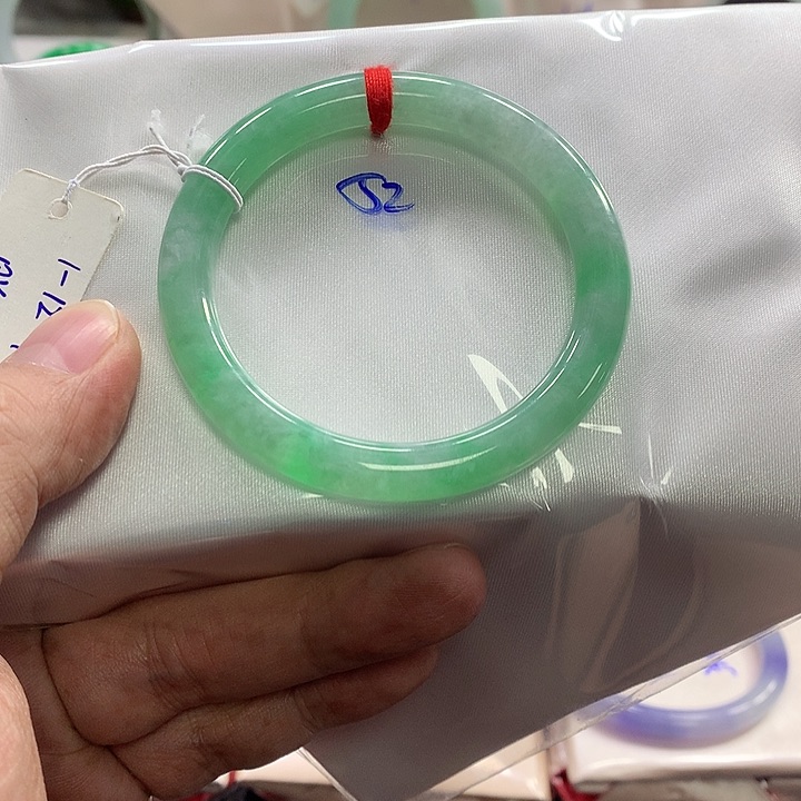 翡翠手镯未镶嵌翡翠