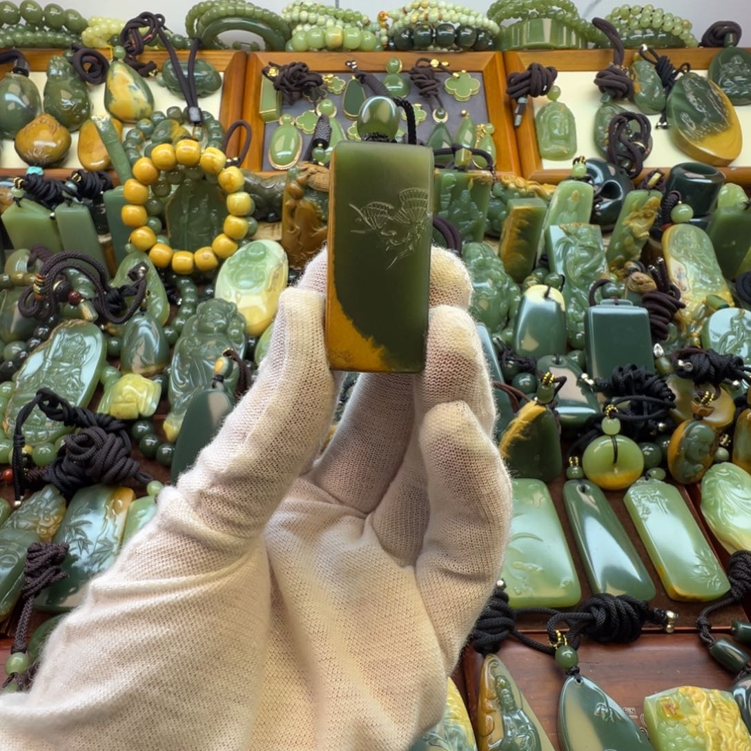 林***羽岫岩河磨玉（透闪石质玉）未镶嵌颈饰