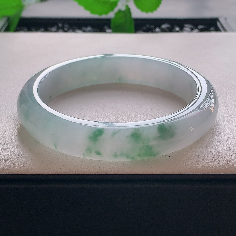 天然缅甸翡翠a货正圈56.6圈口冰润飘绿花微透手厚妆正圈手镯