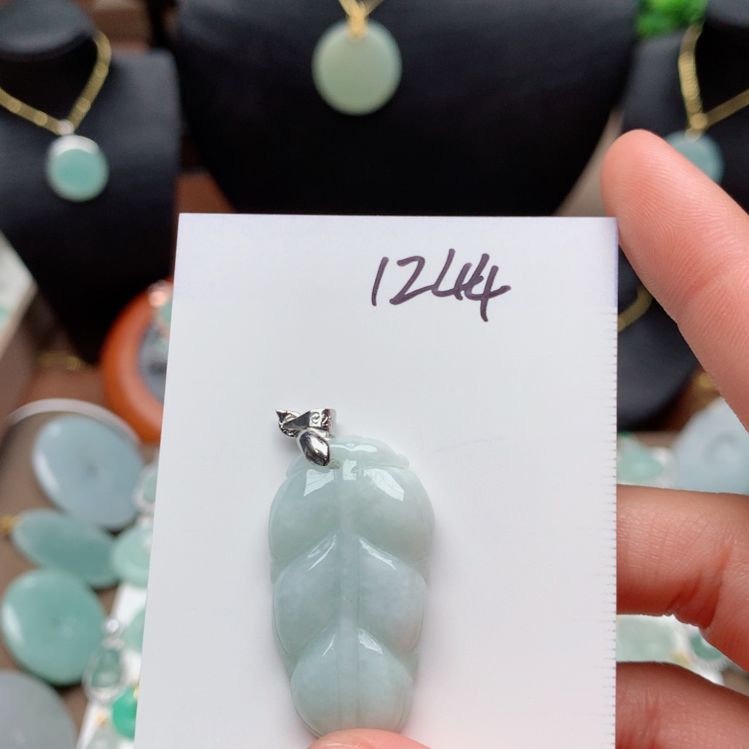 翡翠颈饰合金吊坠