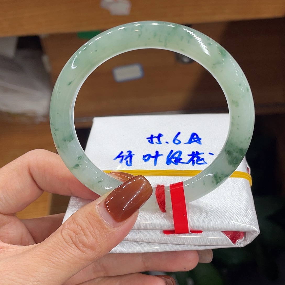 翡翠手镯未镶嵌天然翡翠