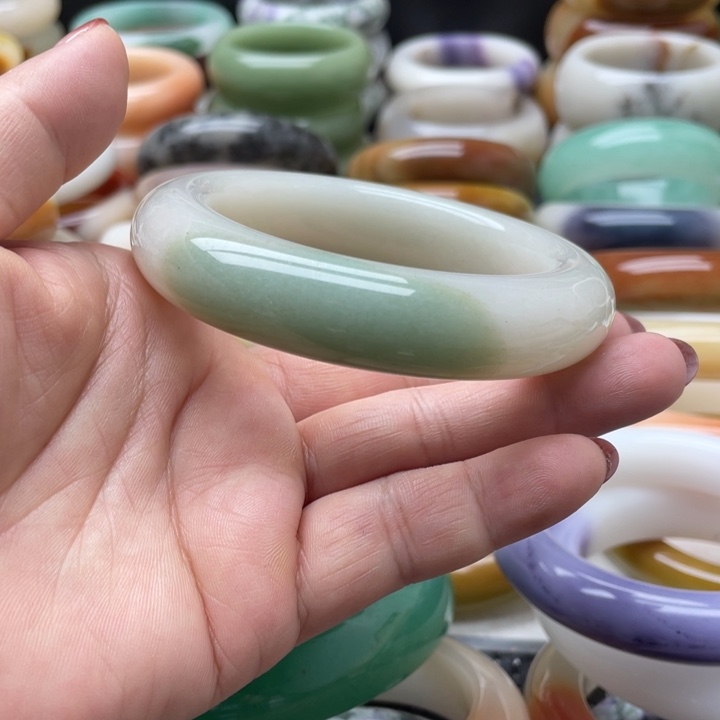 石英岩玉手镯未镶嵌小****?