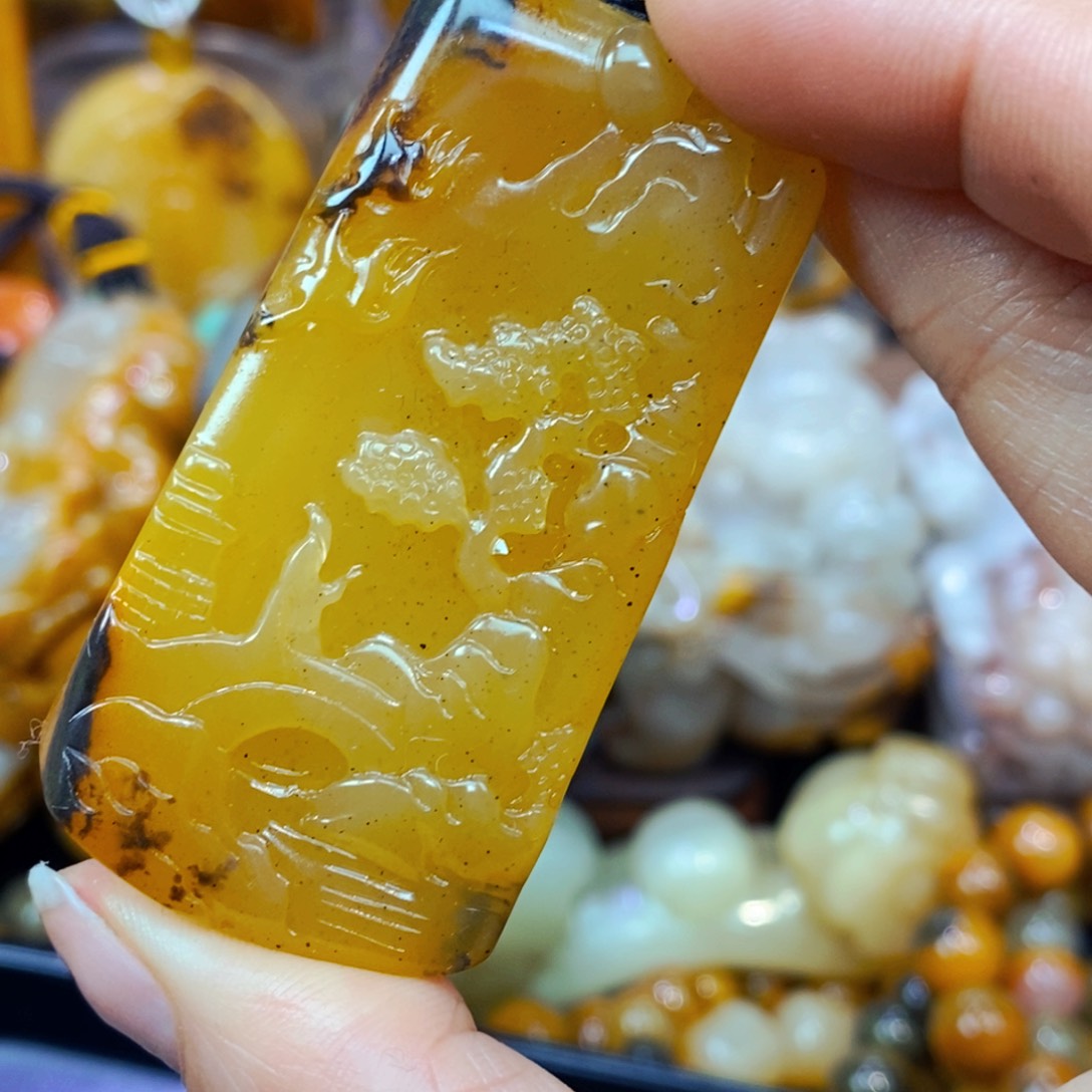 未镶嵌石英质玉（黄龙玉）颈饰