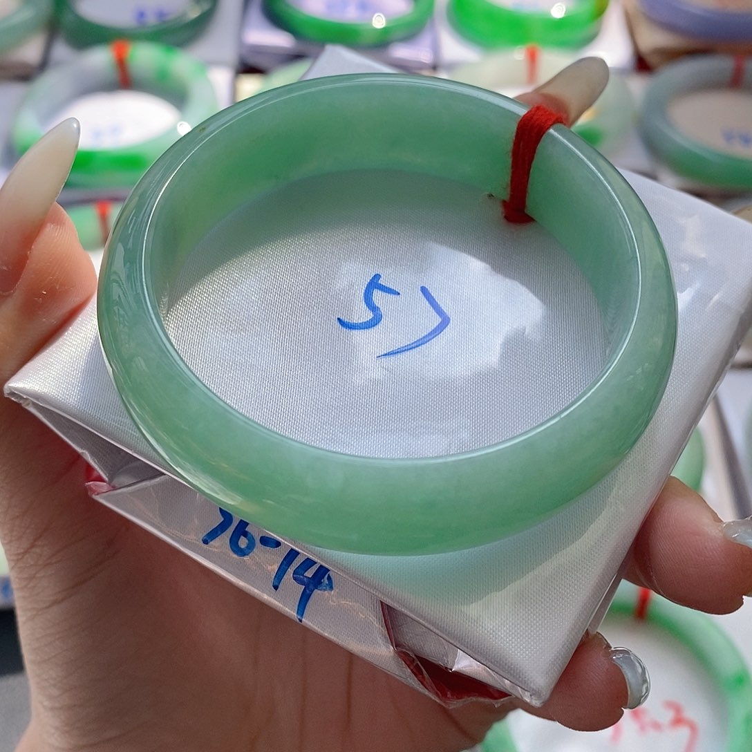 翡翠手镯未镶嵌手镯