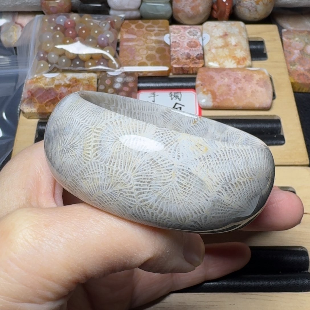 硅化玉53宽，灰色骨干大花纹未镶嵌小*