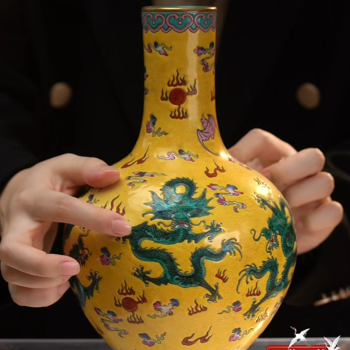 黄地粉彩云龙戏珠纹天球瓶