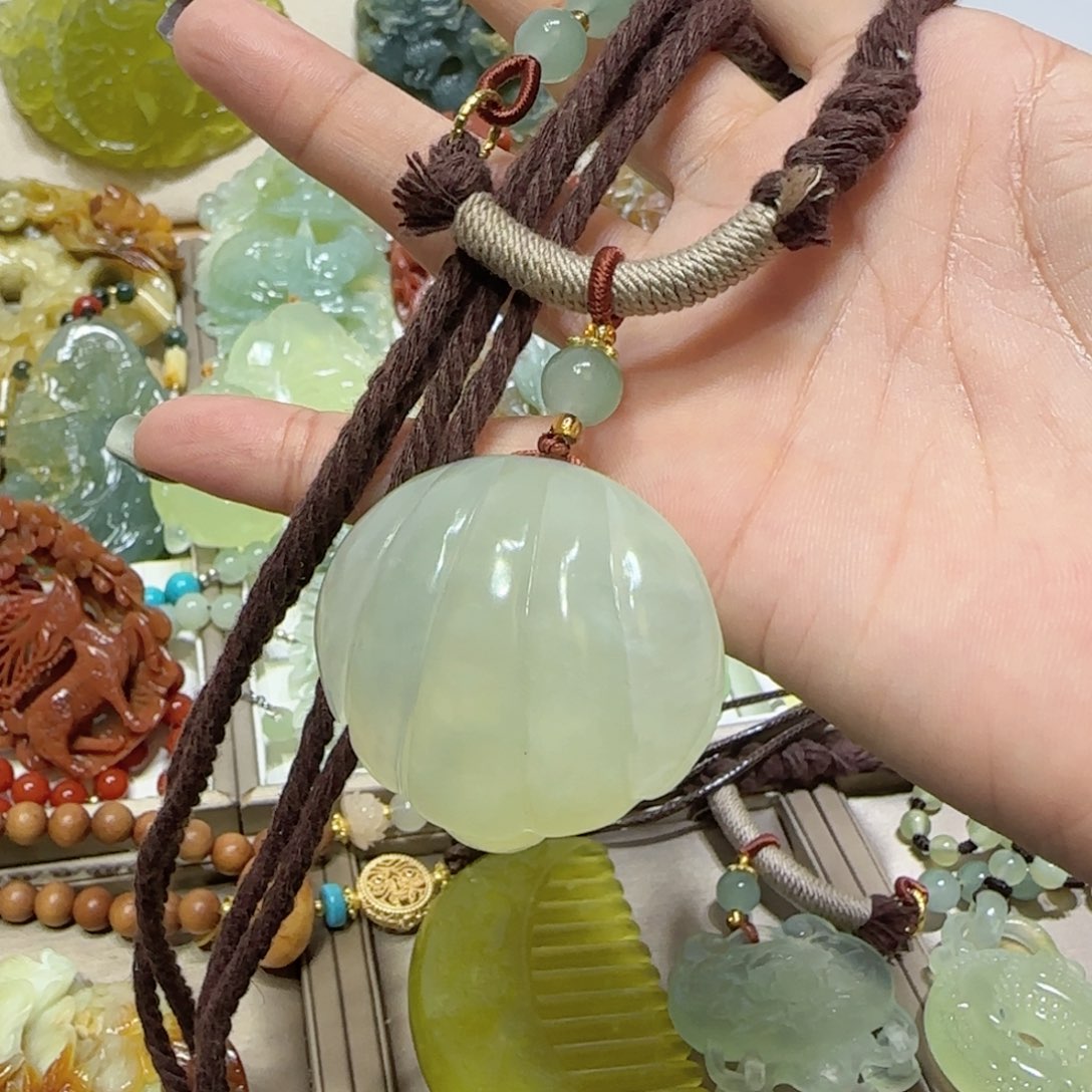 未镶嵌蛇纹石玉吊坠