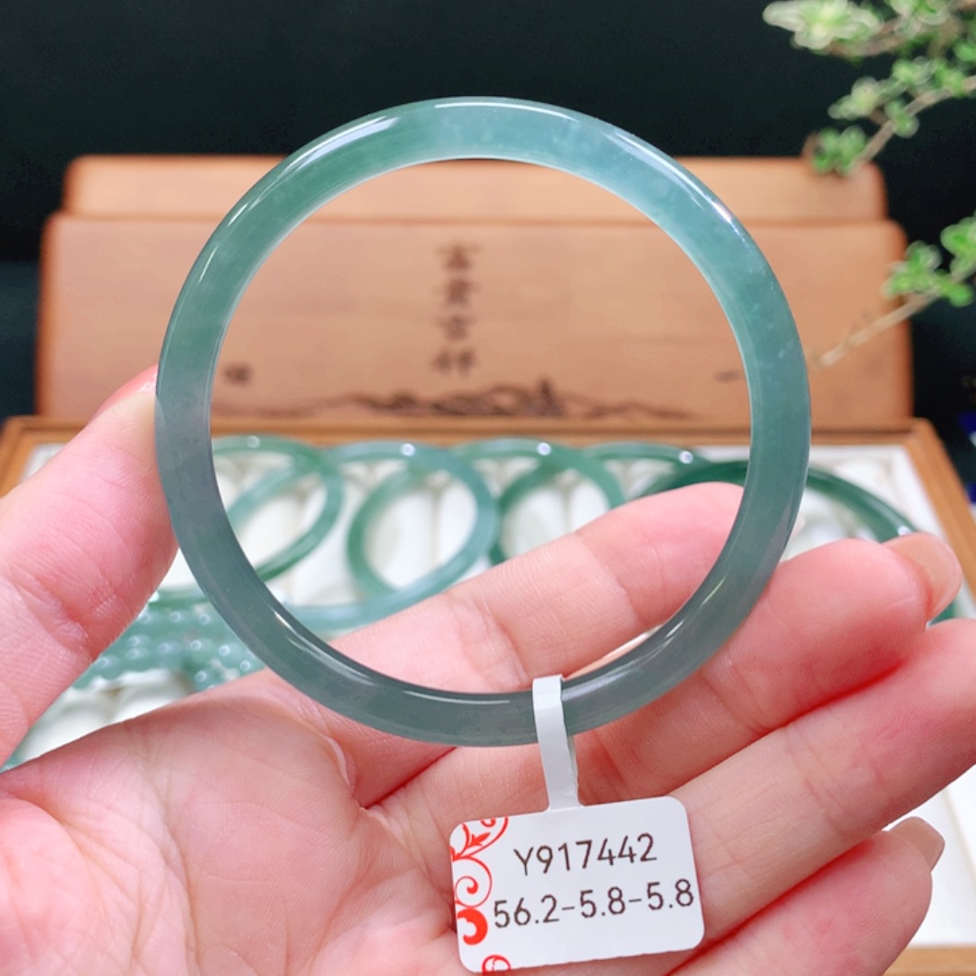 翡翠手镯未镶嵌天然