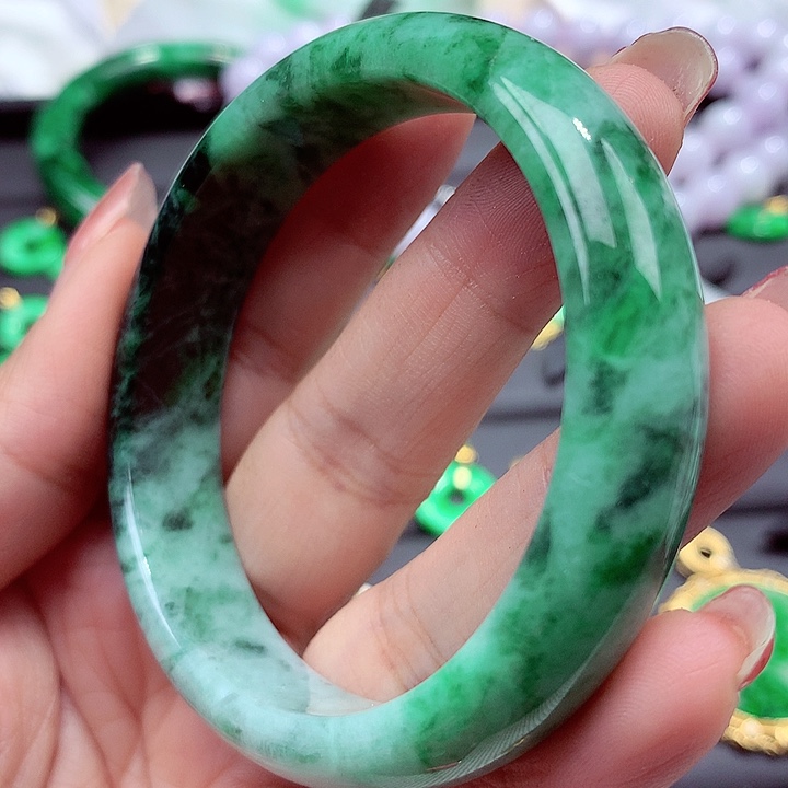 翡翠手镯未镶嵌翡翠