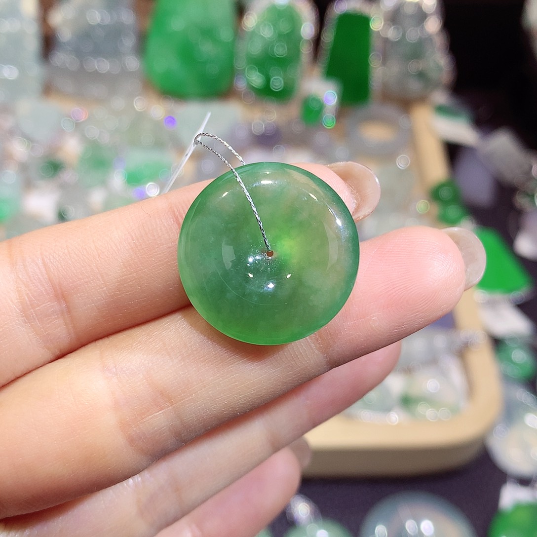 翡翠未镶嵌颈饰扣