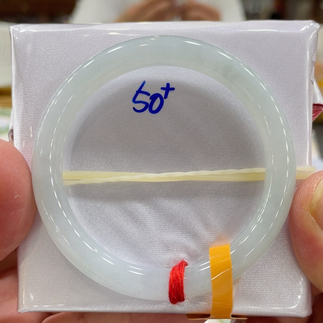 翡翠手镯未镶嵌翡翠