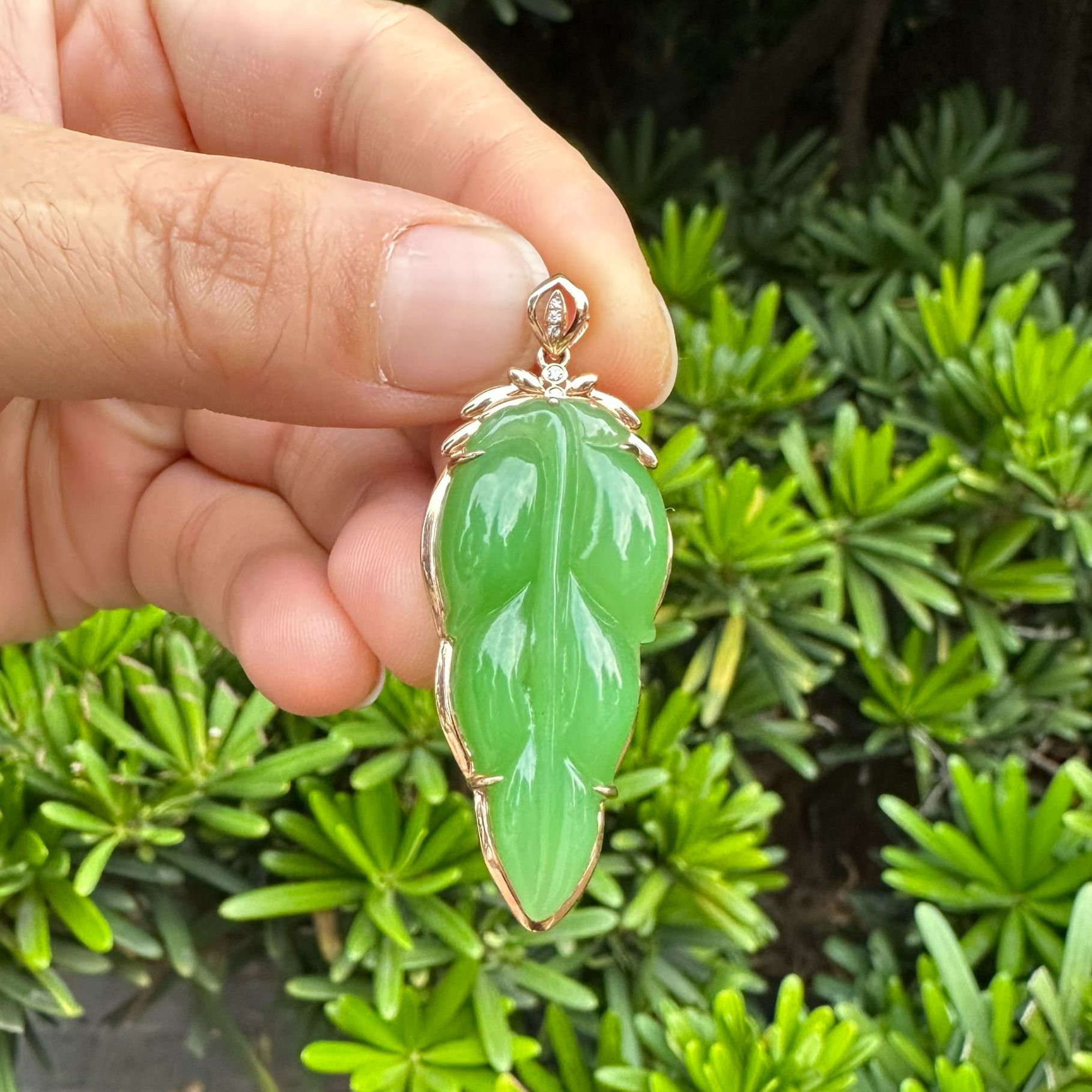 和田玉乌兰海苹果绿叶子吊坠