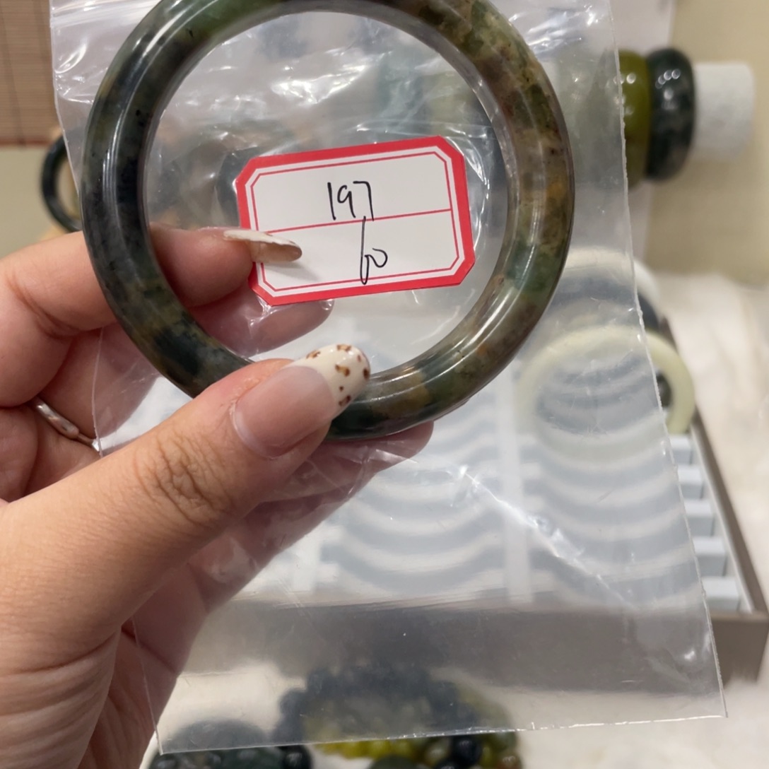 蛇纹石玉手镯未镶嵌