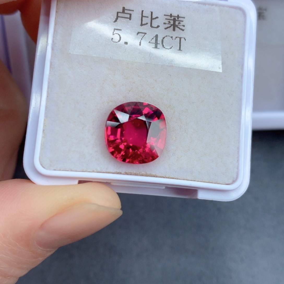 红色碧玺5.74克拉裸石未镶嵌