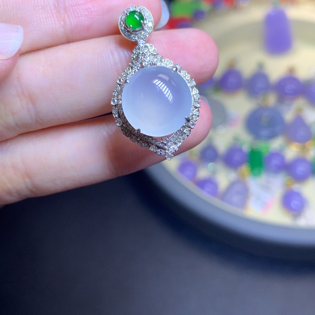 翡翠18K金镶嵌颈饰