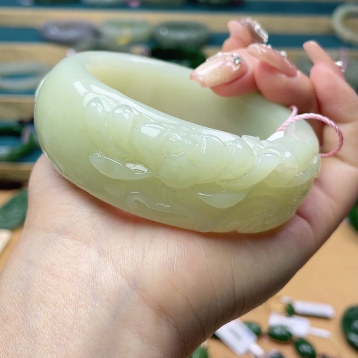 和田玉手镯58+圈口。编号为78未镶嵌