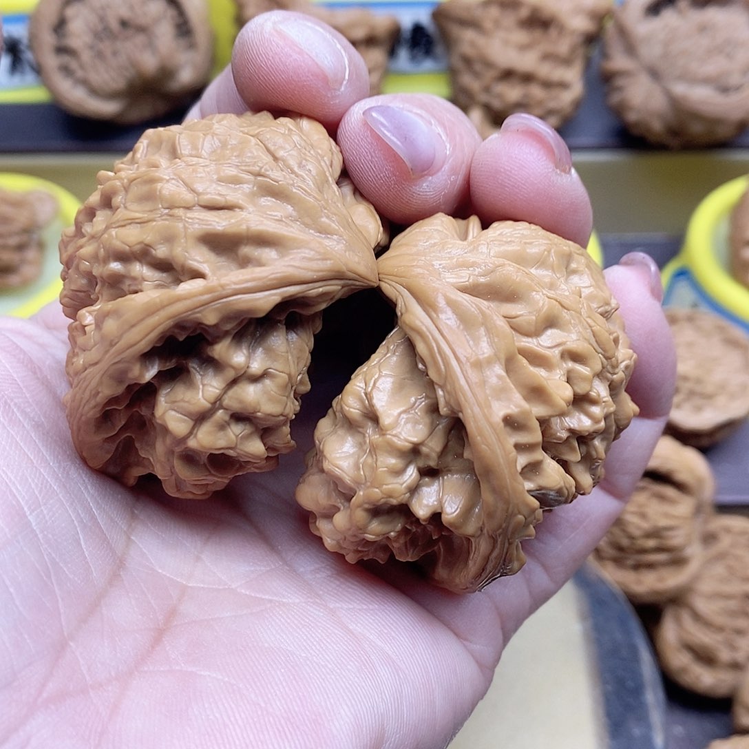 文玩核桃吊坠那***红太极蛇