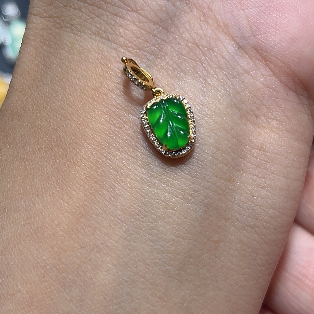 翡翠18K金镶嵌颈饰人**醒吊坠