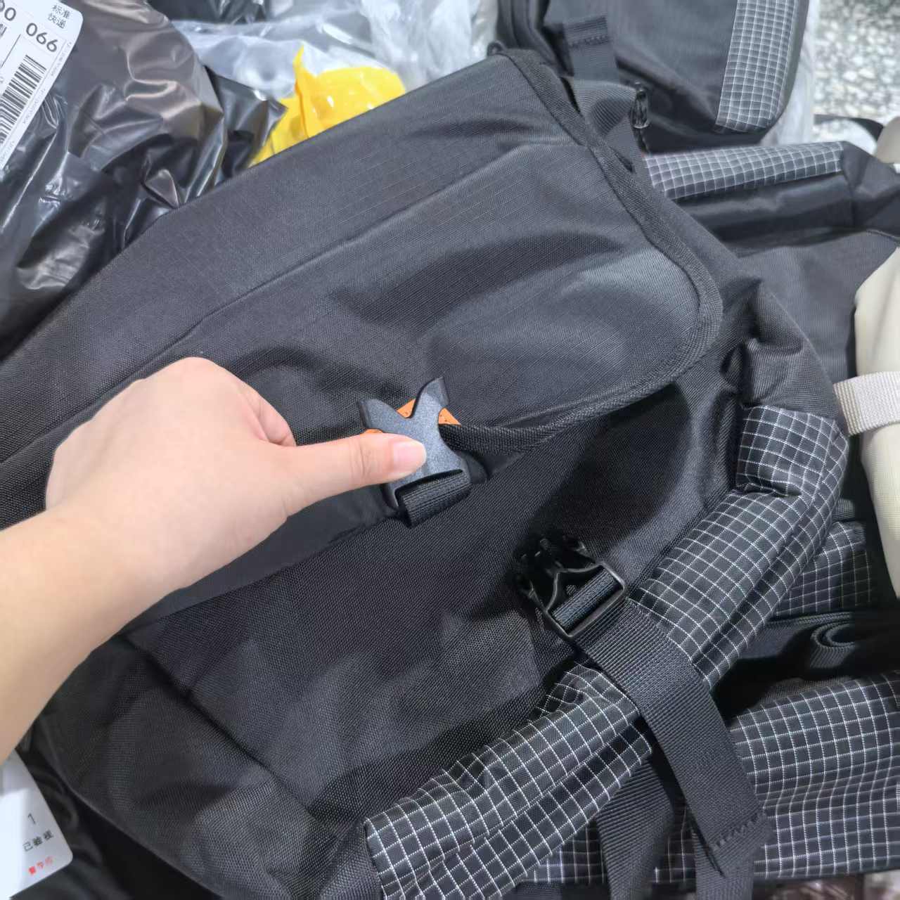 黑色大号斜背包。发1