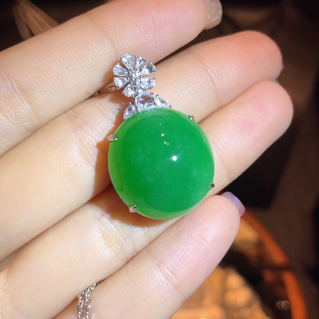 翡翠颈饰18K金镶嵌蛋面挂坠