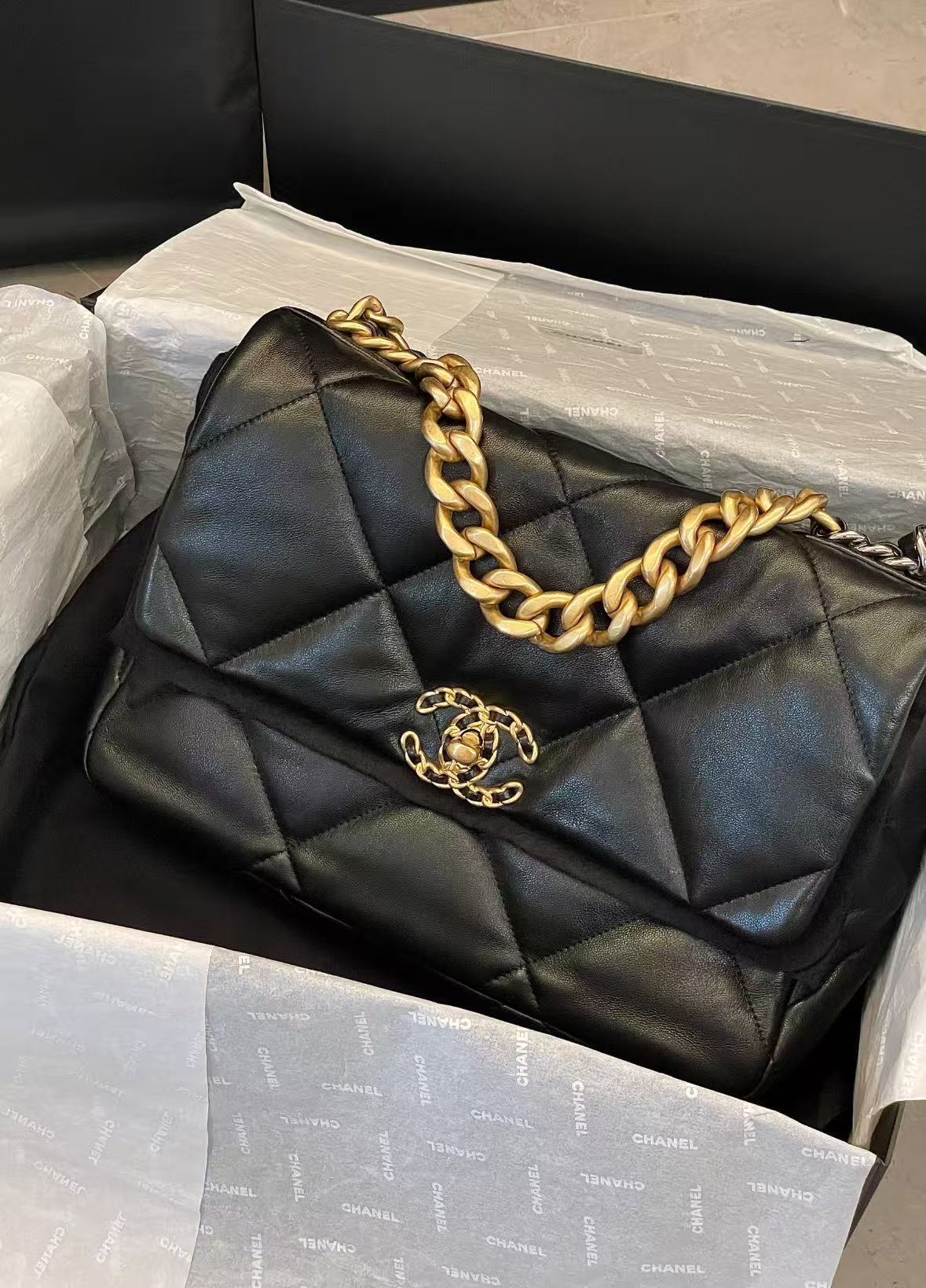95新 Chanel/香奈儿 展会外场  黑金中号19bag包
