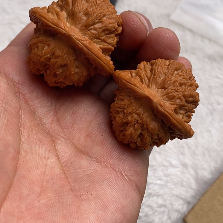 文玩核桃吊坠血麒麟