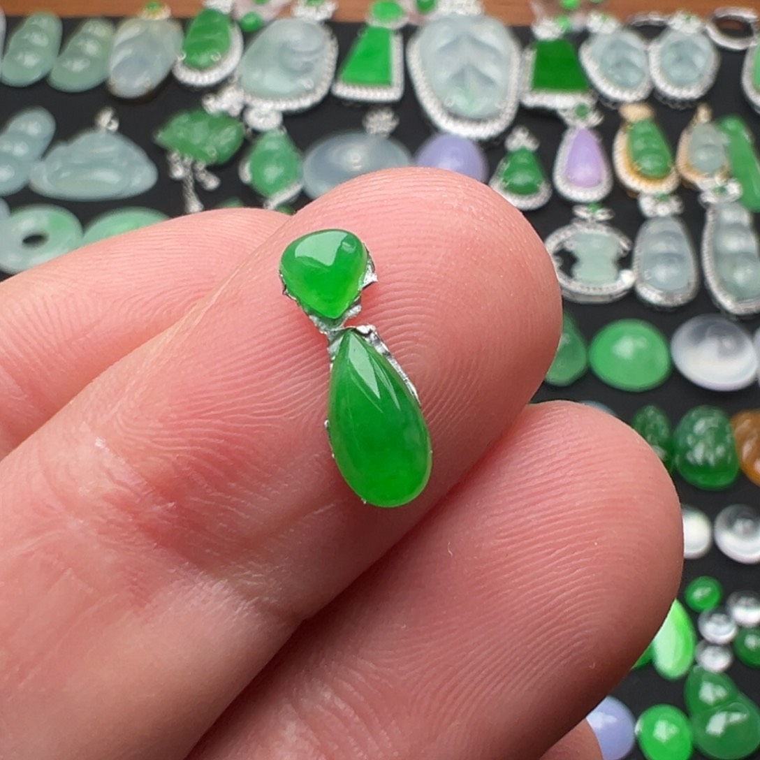 翡翠颈饰未镶嵌水滴套装