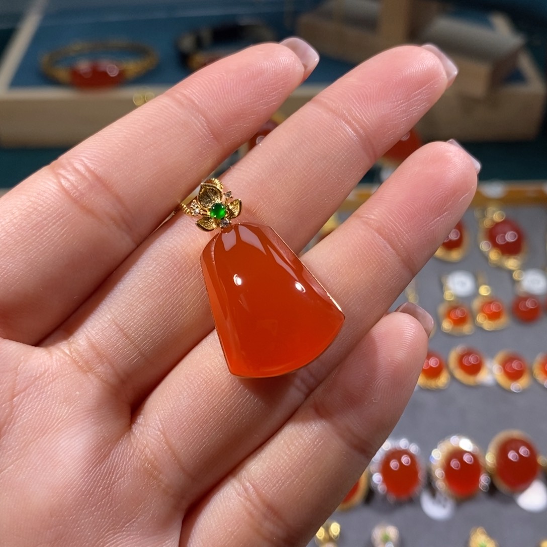 南红玛瑙颈饰18K金镶嵌