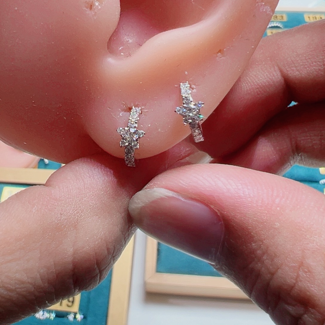 钻石耳饰18K金镶嵌星星耳扣K白8mm