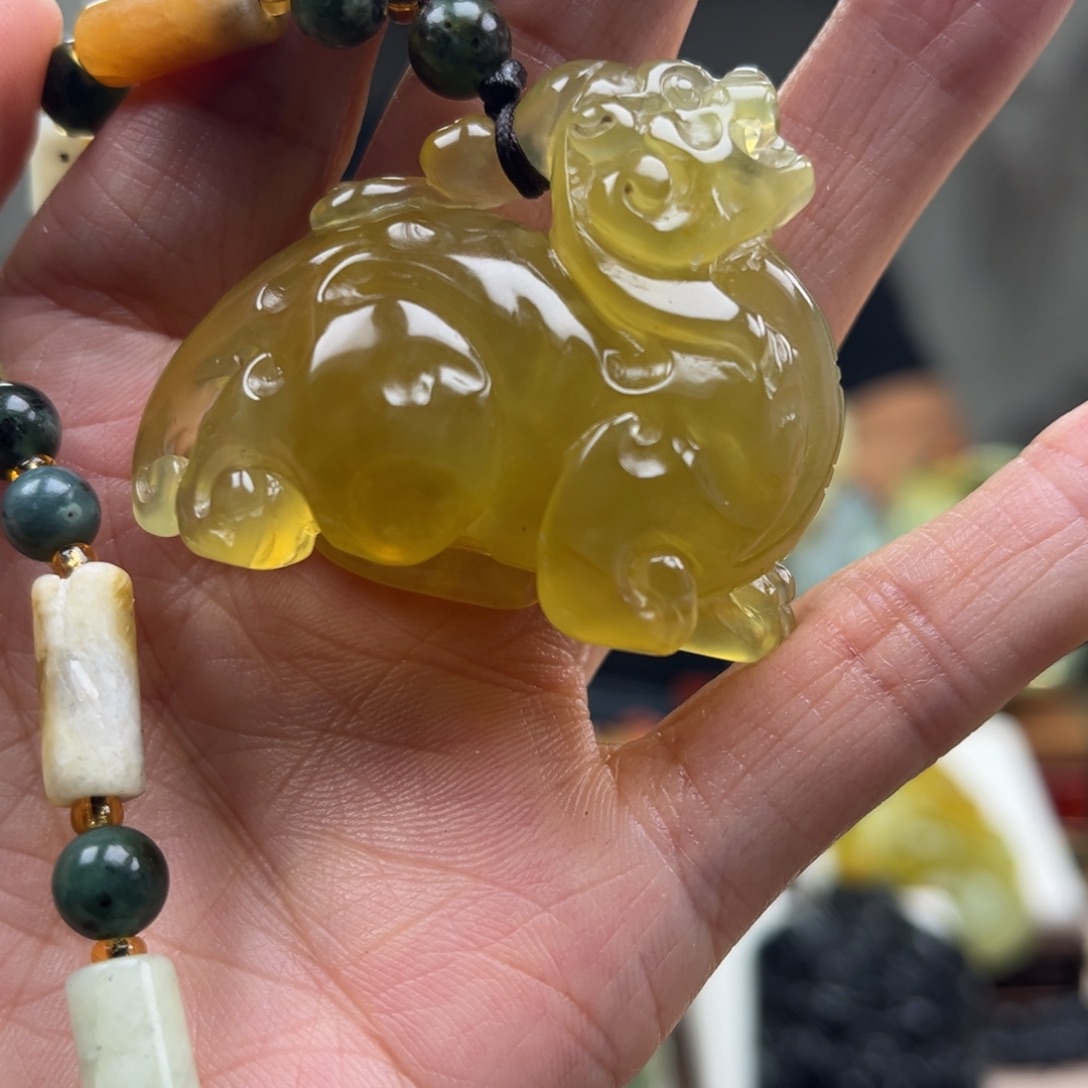 岫玉未镶嵌颈饰挂件