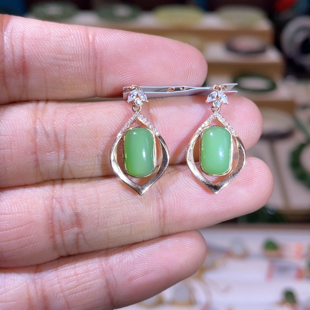 和田玉收藏级碧玉粉绿耳饰18K金镶嵌