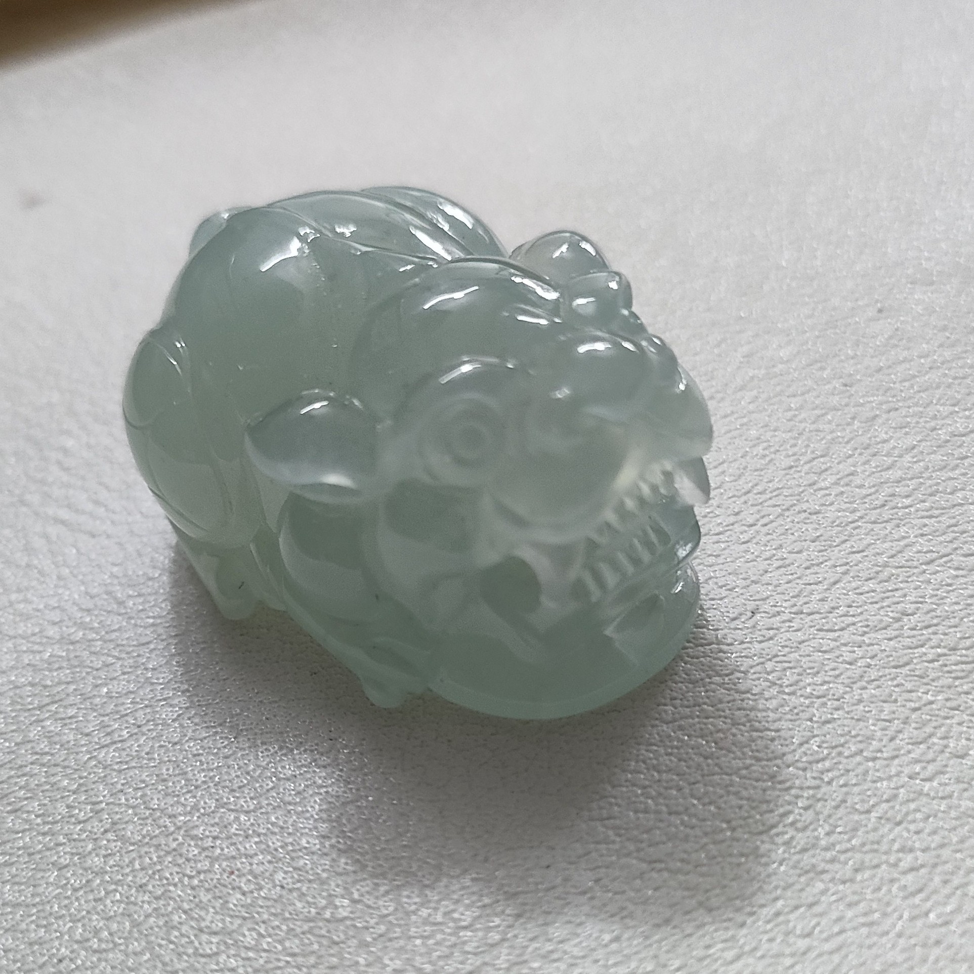天然缅甸A货冰润浅绿口含珠貔貅挂件