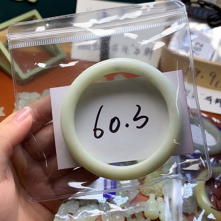 蛇纹石玉颈饰合金