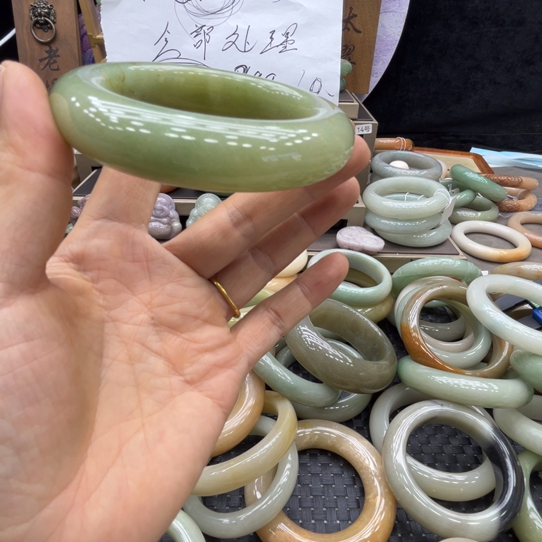 小***³石英质玉未镶嵌手镯