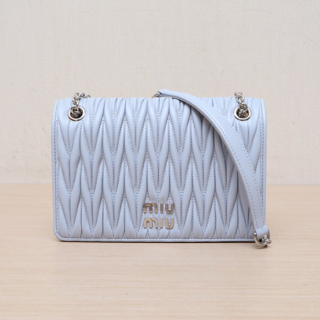 99新 MIU MIU/缪缪 【娇】活动浅蓝色 皮革S 斜挎包 新款 275944