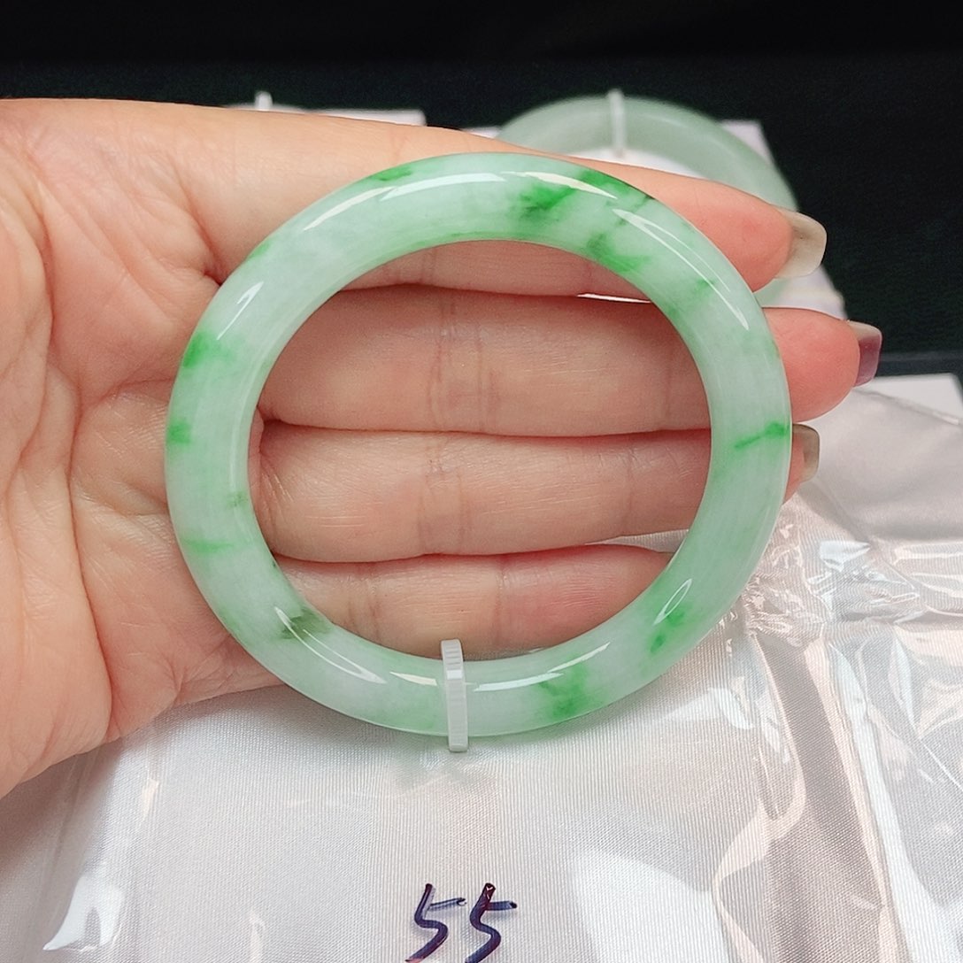 翡翠手镯未镶嵌圆