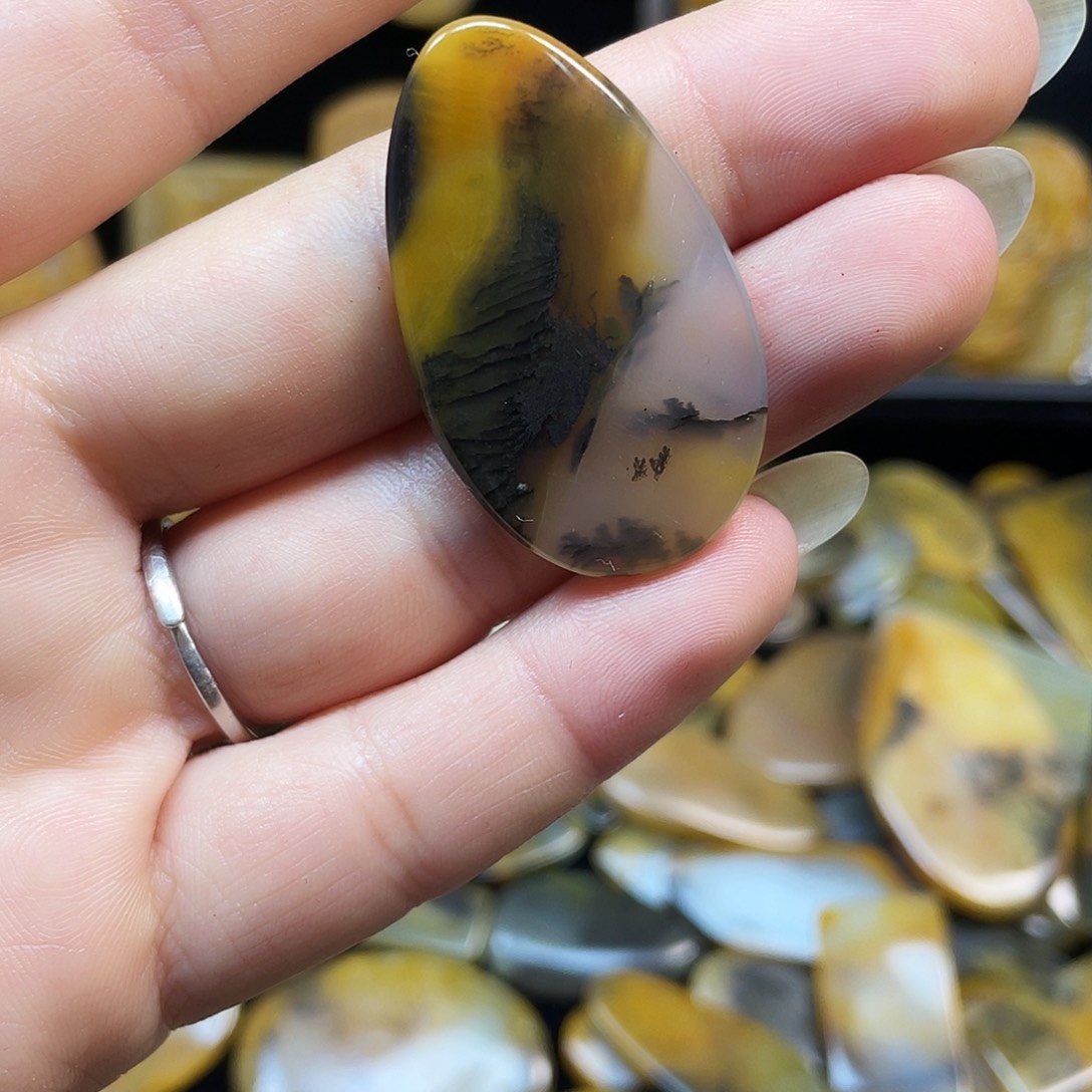 董***奶石英质玉（黄龙玉）未镶嵌吊坠(不含链)