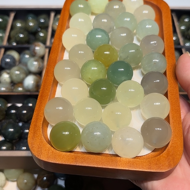 我***我蛇纹石玉未镶嵌单珠32粒x 6元