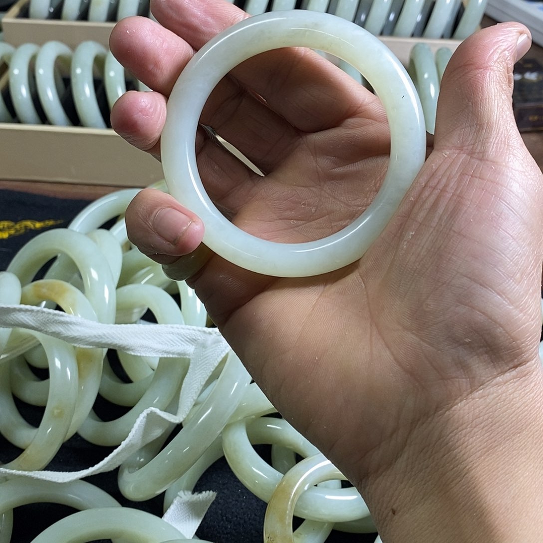 和田玉手镯未镶嵌先****土