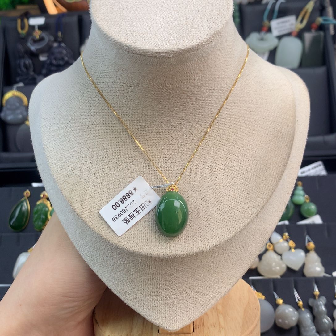 和田玉吊坠18K金镶嵌