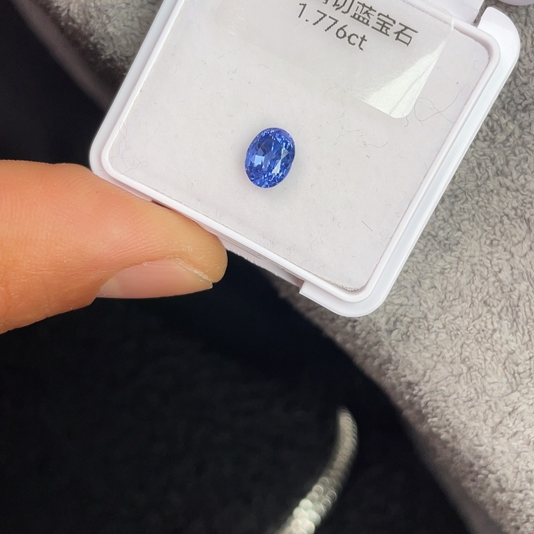 蓝宝石裸石未镶嵌1.776Ct。  