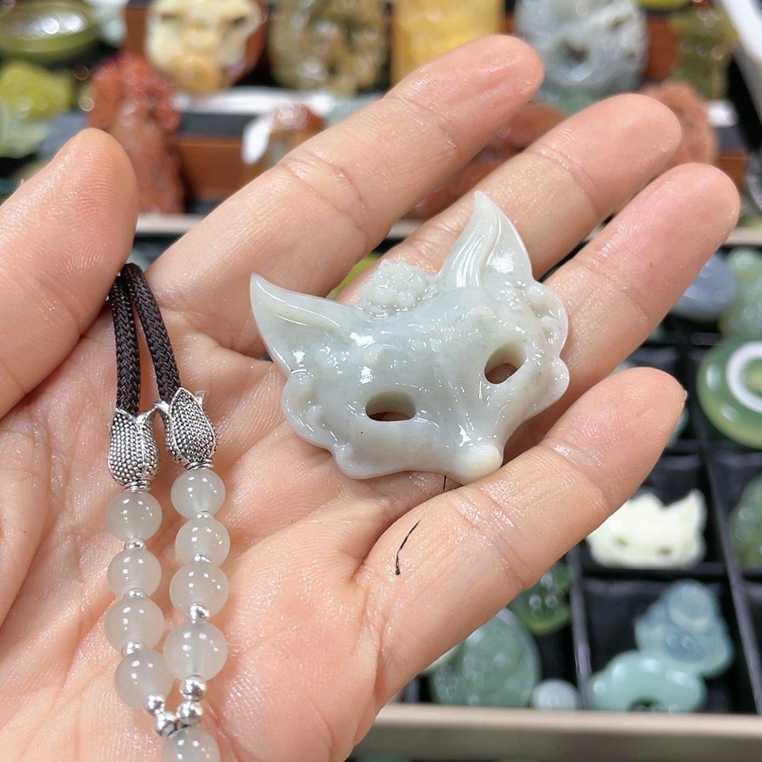 蛇纹石玉颈饰合金