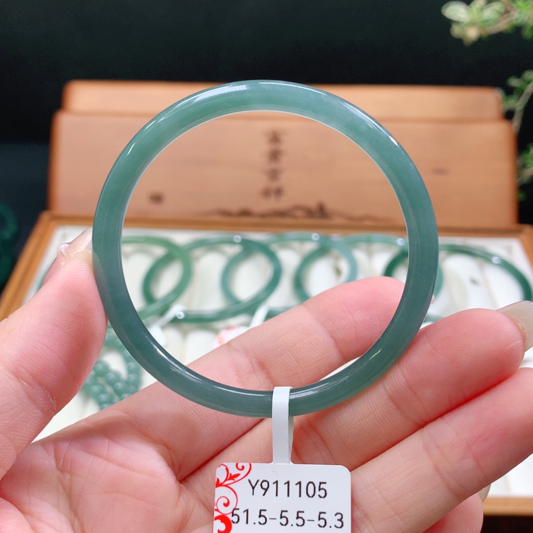 翡翠手镯未镶嵌天然
